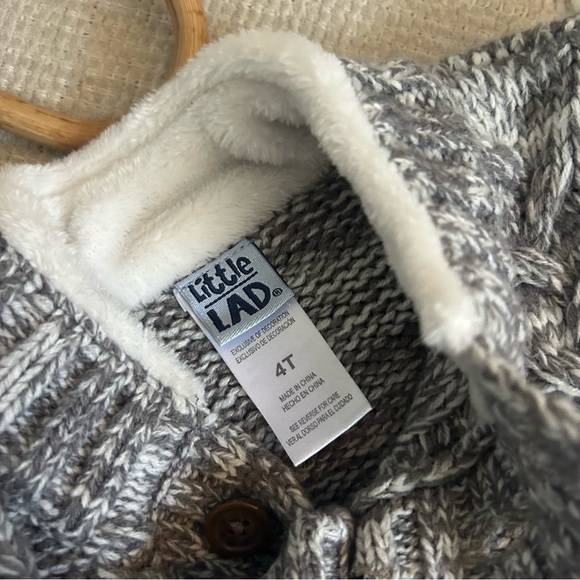 Gray Cable Knit Sweater with Crew Neck and Chunky Texture - Picture 6 of 6